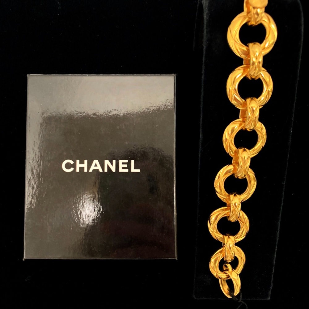 Chanel: Vintage Signed Thick Matelasse Chain Link Bracelet (New Hangtag & Box) - Picture 5 of 9